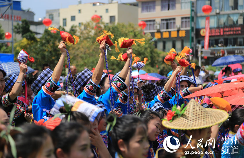 贵州望谟:数万布依族同胞共度布依"三月三(高清组图)