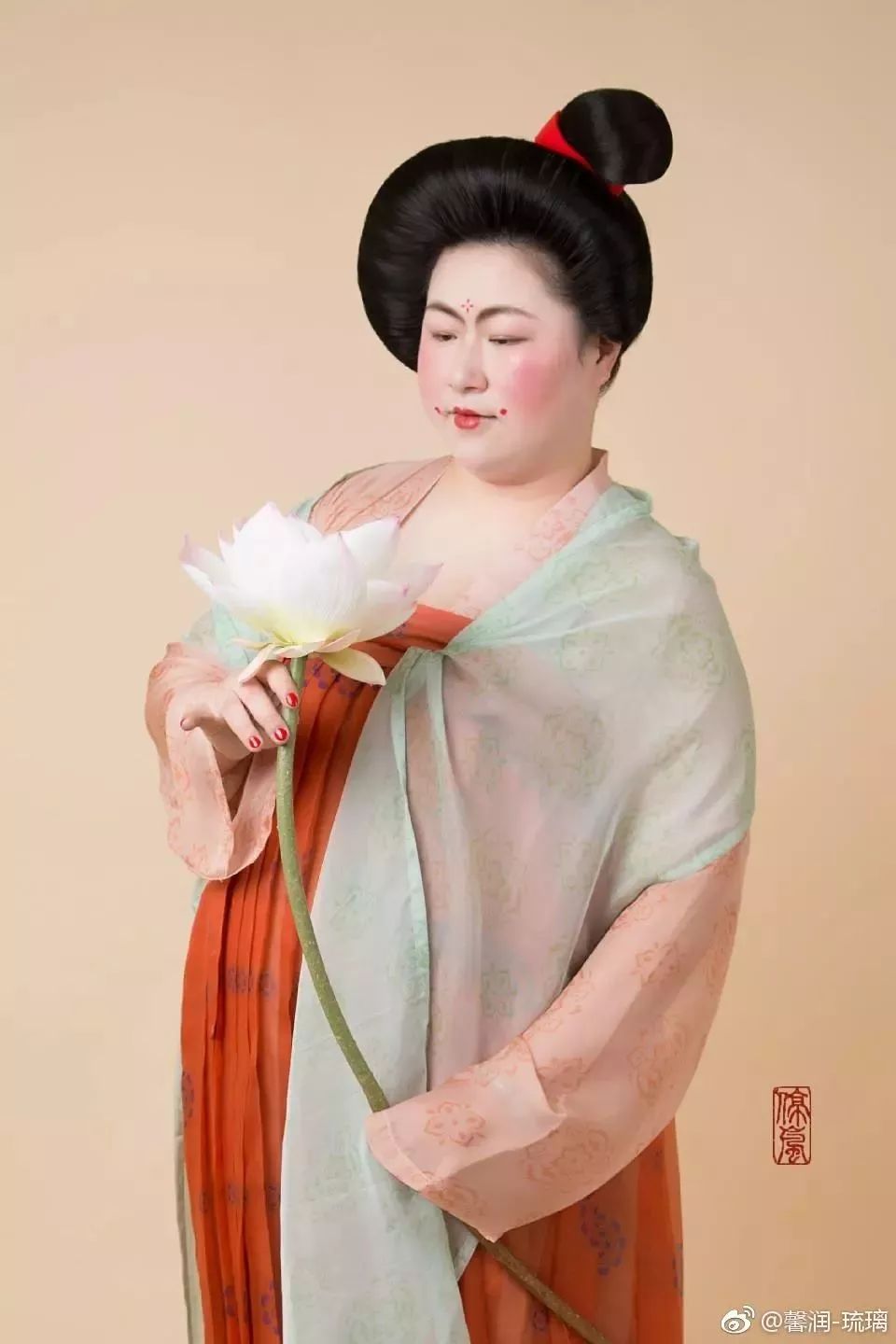 前有留存至今的古代壁画 展现华美典雅的唐代服饰 后有"唐朝胖仕女