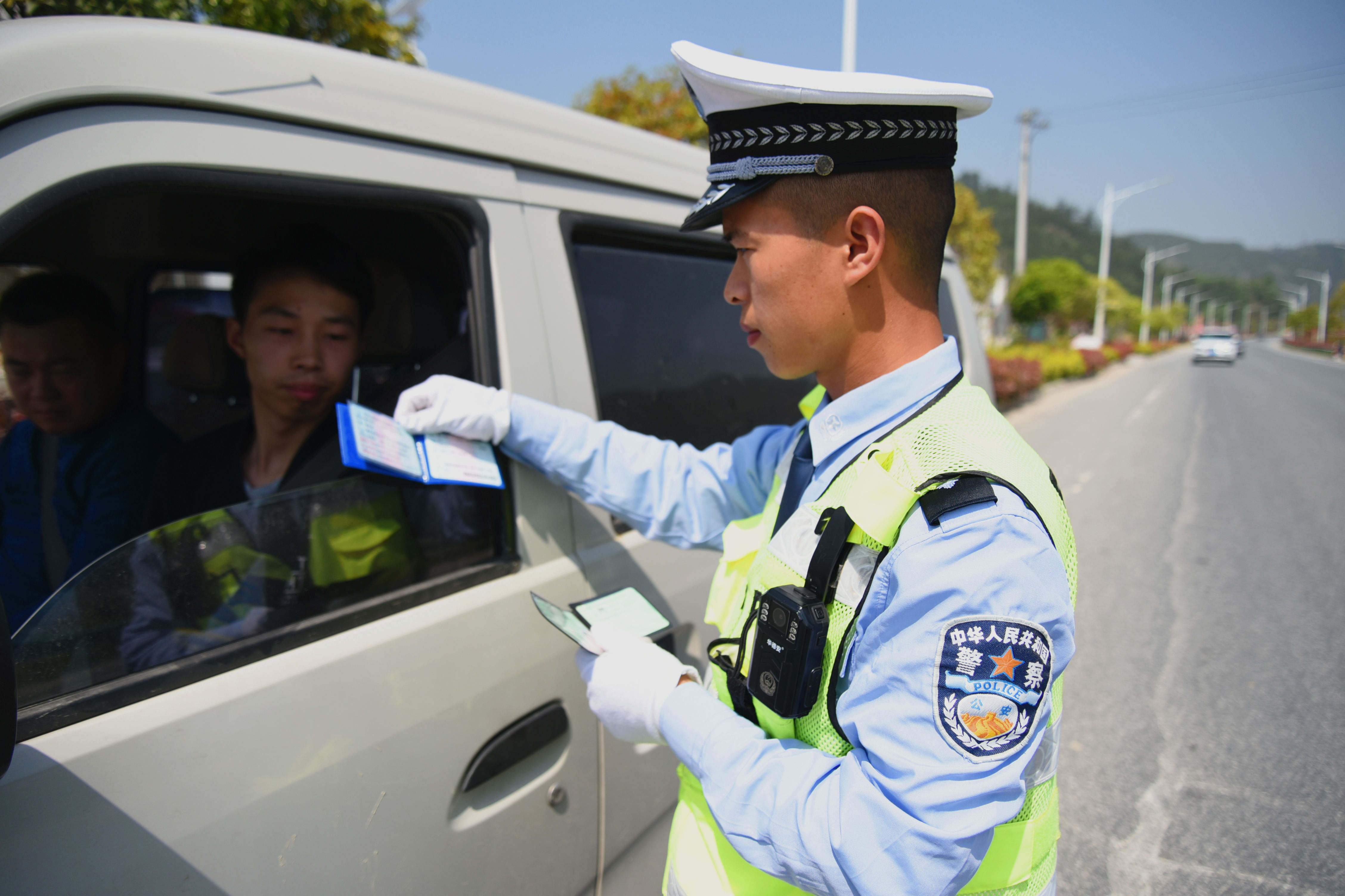 市公安局郧阳区分局交警大队民警在柳陂镇开展农村道路交通安全检查