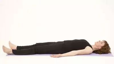 c 呼气,放下手臂,双腿回到瑜伽垫上,躺下放松.