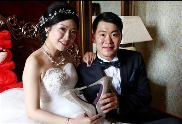 而在张昊结婚两年之后张丹也宣布结婚,而结婚时间非常冲忙,结婚当天