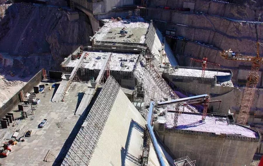 在建世界最高碾压混凝土坝全线封顶!