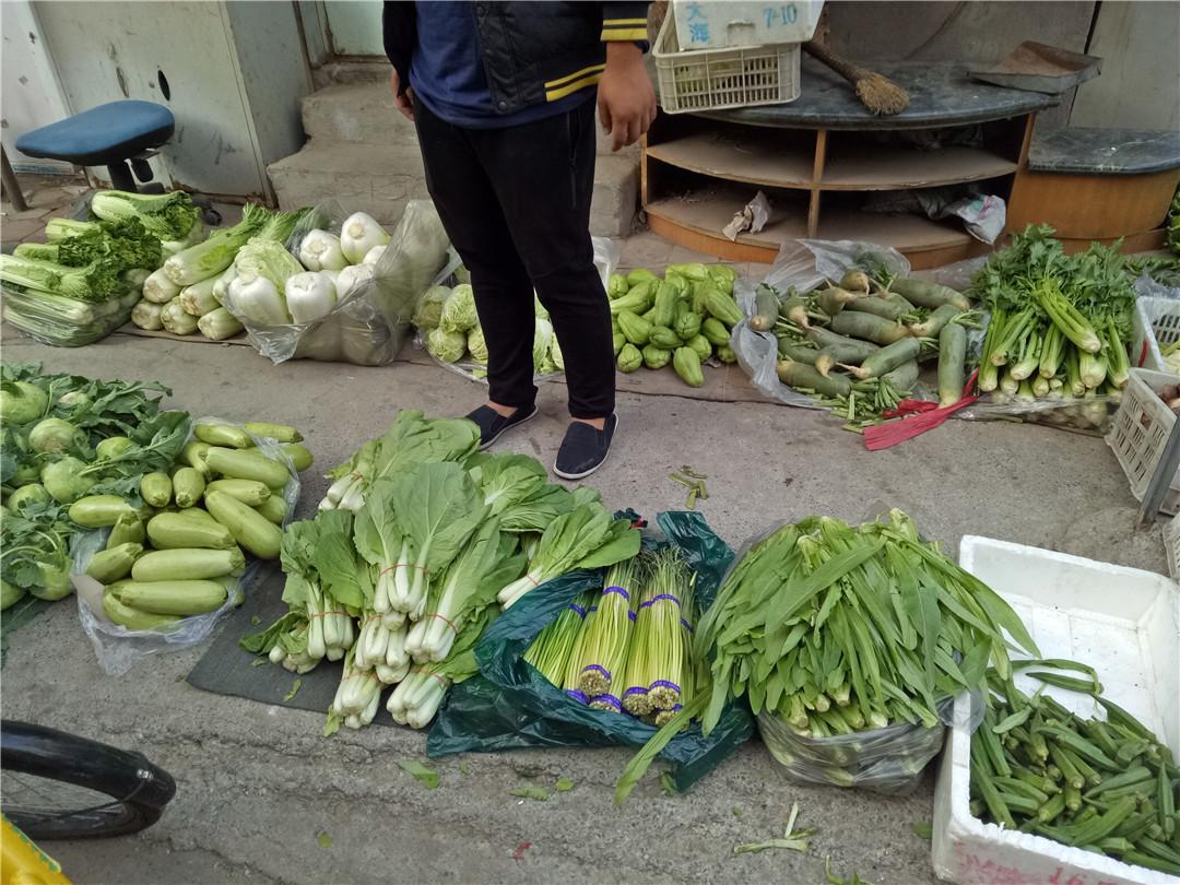 周围居民每天在这里排半个多小时队买菜,这个摊位为何