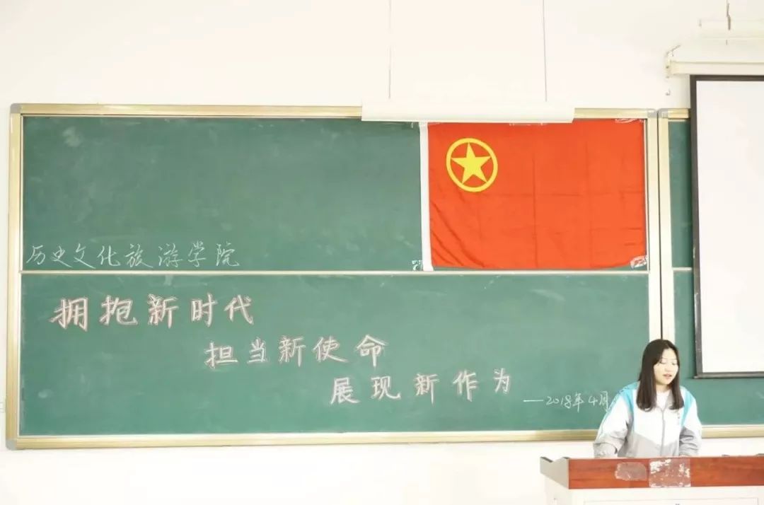 首先,由李梦月带领同学们齐唱团歌.