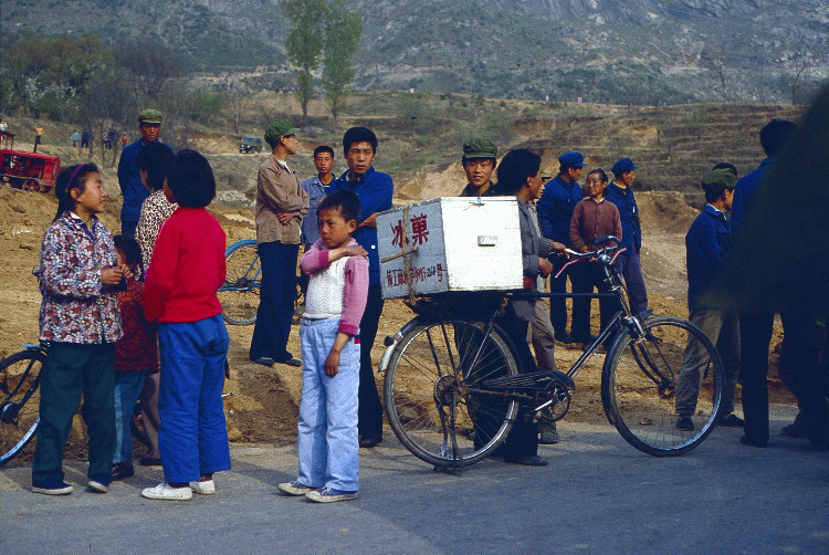 直击记忆中的80年代:小吃摊很干净,冰棍很便宜