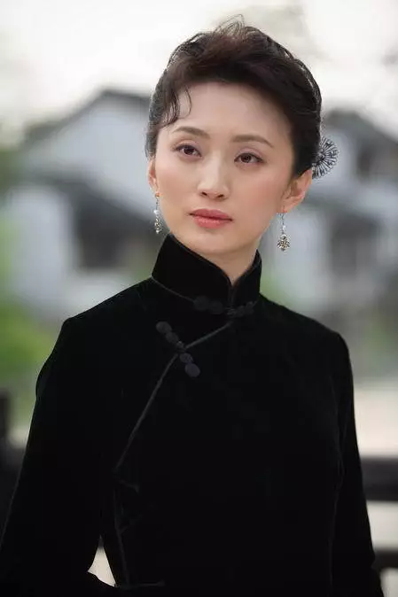 张澎也是名演员,生于1976年,毕业于中央戏剧学院,出演过《重案六组》