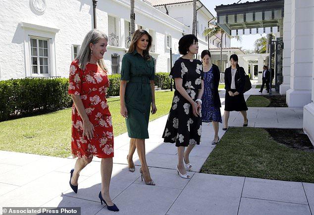 特朗普夫人梅兰妮亚陪同安倍夫人参观博物馆,绿色束腰裙子显朝气