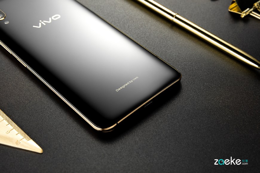 换上新"皮肤"的vivo x21黑金屏幕指纹版,依然还是"万人迷"