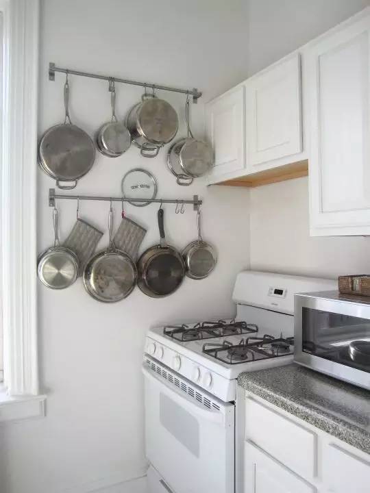 厨房上方空中也是一个宝贵的收纳空间哦,吊起来挂锅具刚刚好.