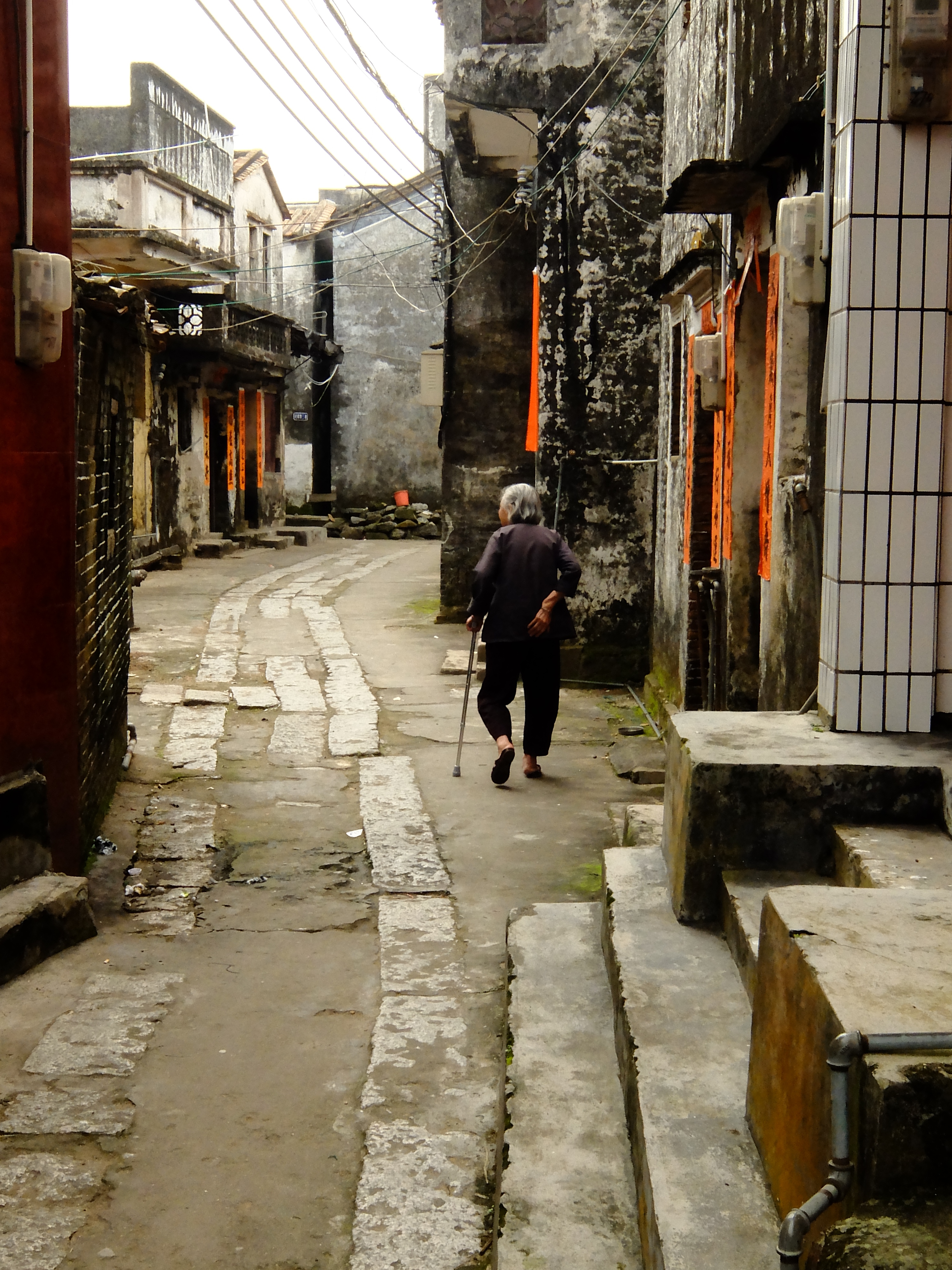 老人蹒跚的身影和拐杖驻地的声音回留在孤寂的村子里.