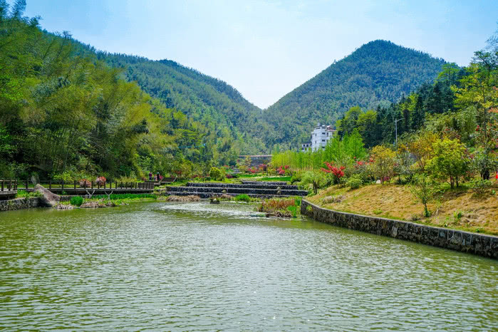 梅岭竹海明珠景区,一个光凭名字就能引人在脑海中遐想出片片竹林,流水