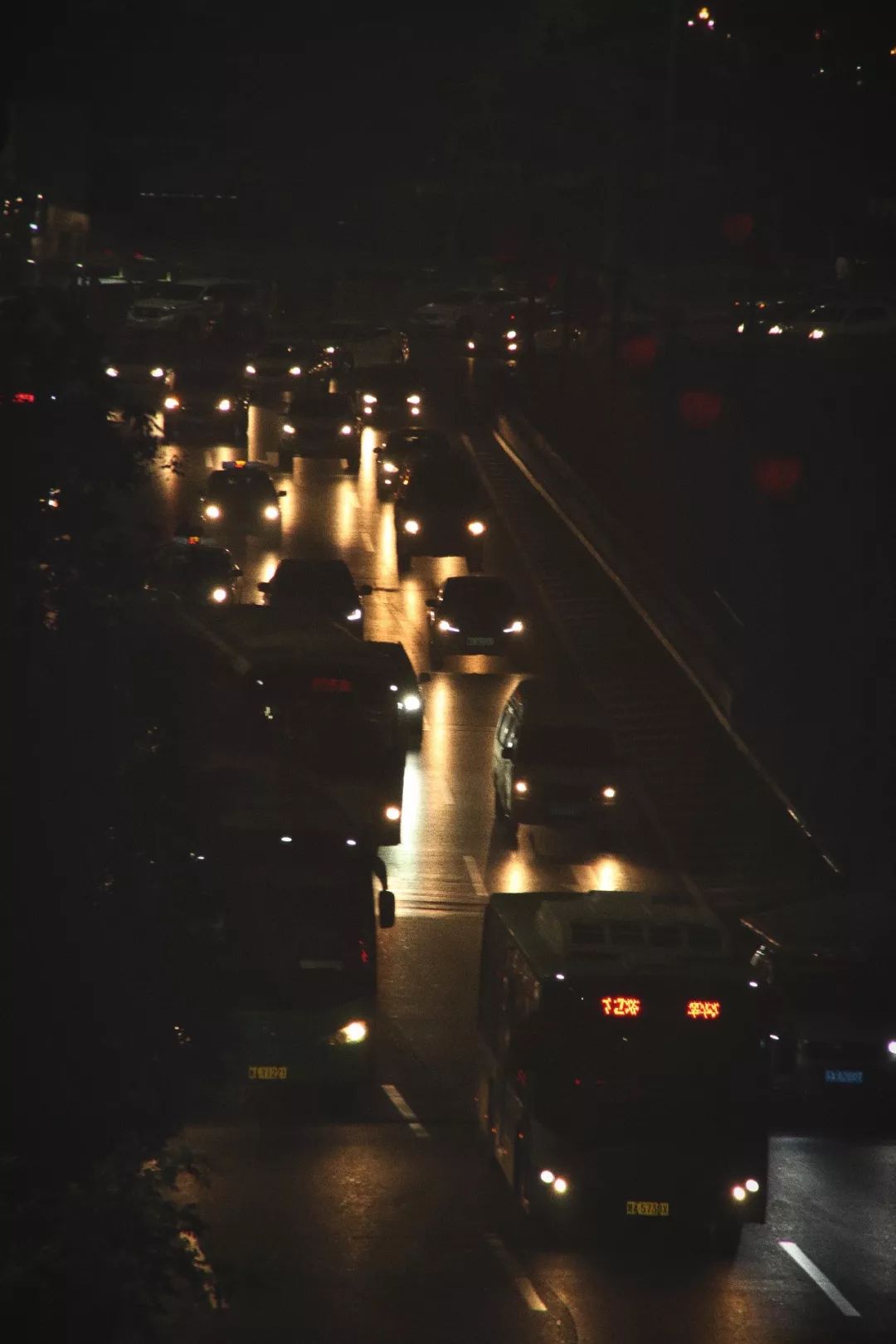 旅游 正文  街道上霓虹无数 错综交叉的灯光车影 还有车里车外的人 都