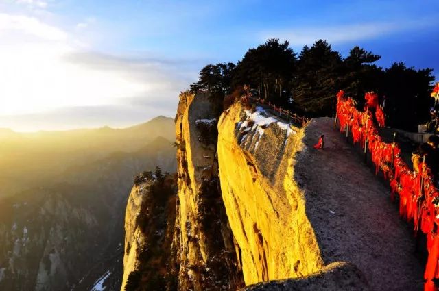 形似一巨型掌印,这就是被列为关中八景之首的华岳仙掌,巨灵神开山导河