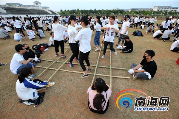 海南师范大学多名学生热情投入万人竹竿舞排练