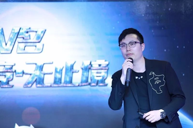 发布会开始,vg创始人丁骏登台致辞并发表演讲.