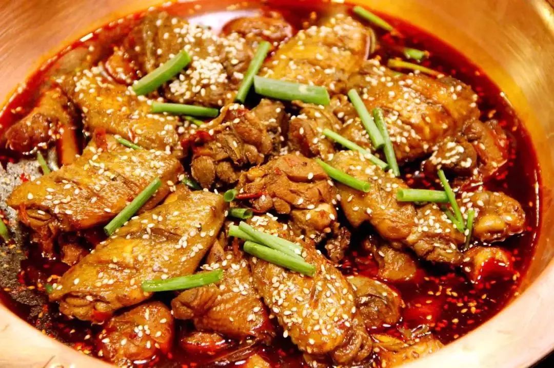 鸡翅肉作为主肉,多种涮菜作为辅菜的鸡肉火锅