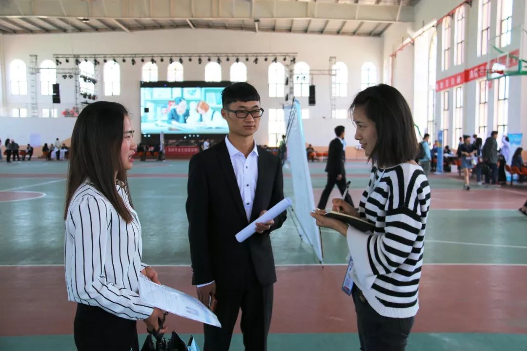 贵州财经大学商务学院开启2018年首场校园招聘会,现场