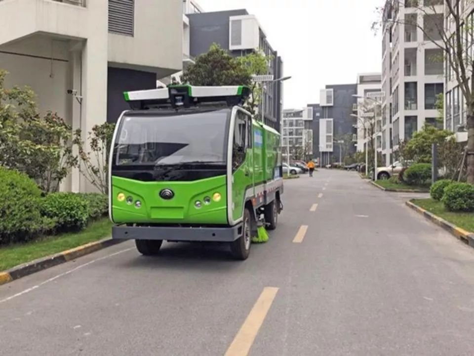 全球首个无人驾驶清洁车队亮相上海松江 环卫工人要失业？