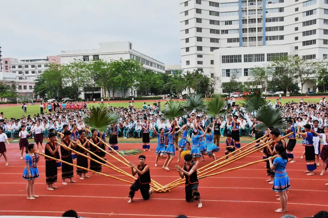 4月18日 海南华侨中学初中部开展第34届校园文化艺术节,集体舞,竹竿