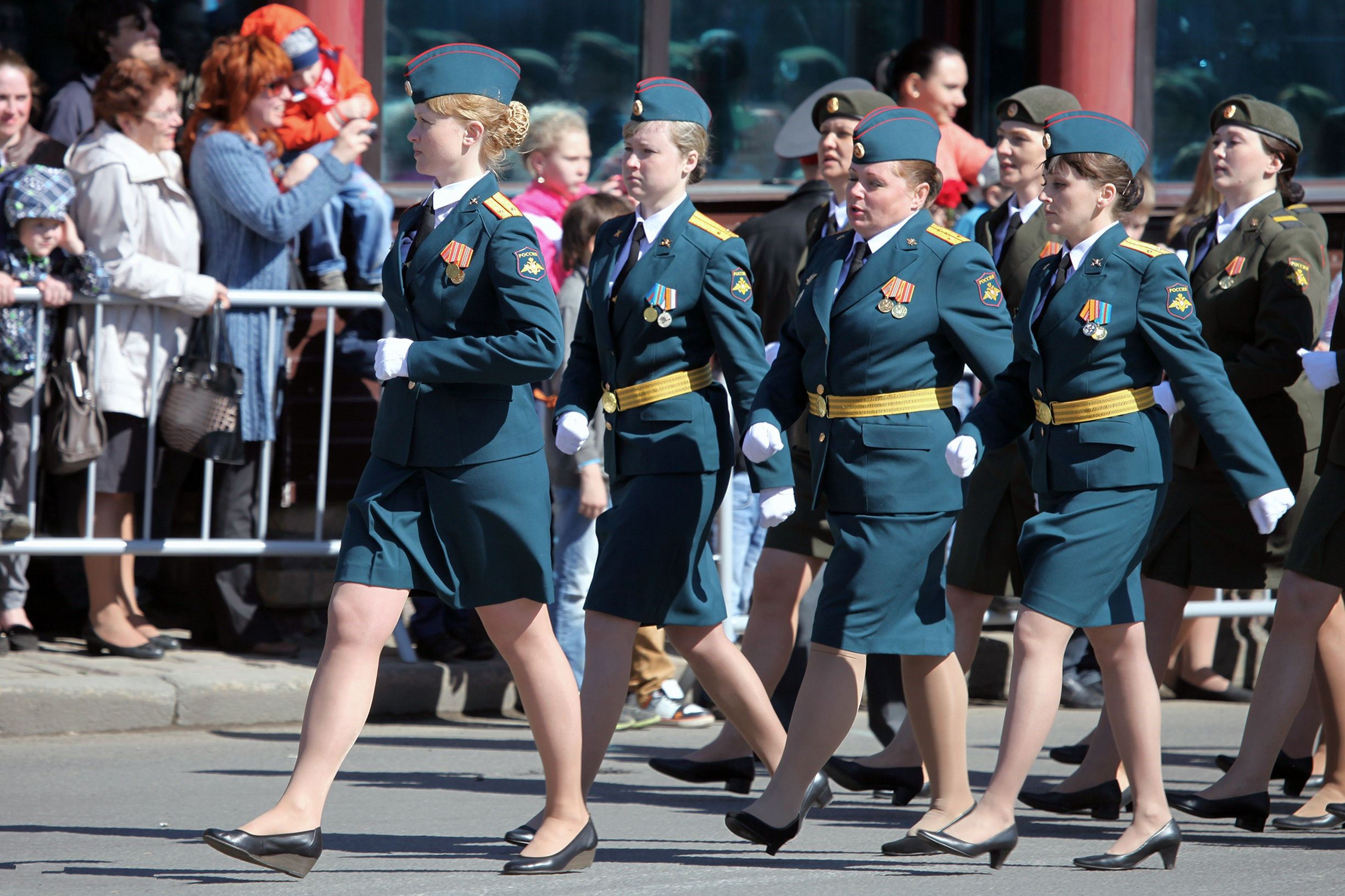 为什么二战时，苏联女兵上战场，不穿裤子，只穿裙子?_搜狐历史_搜狐网