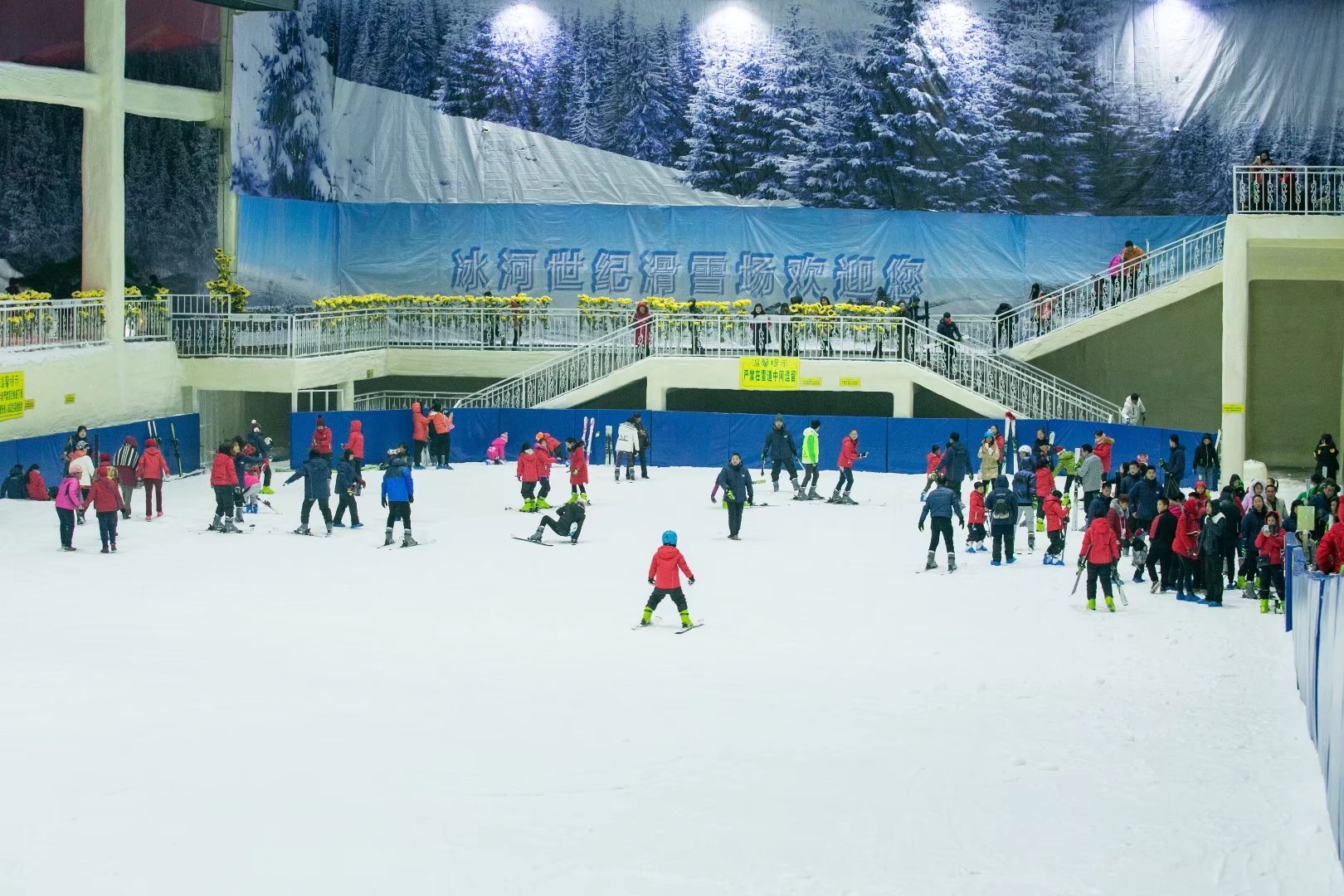 冰河世纪滑雪场 滑雪场滑道长179米,总落差15米 在滑下来的 每一分钟