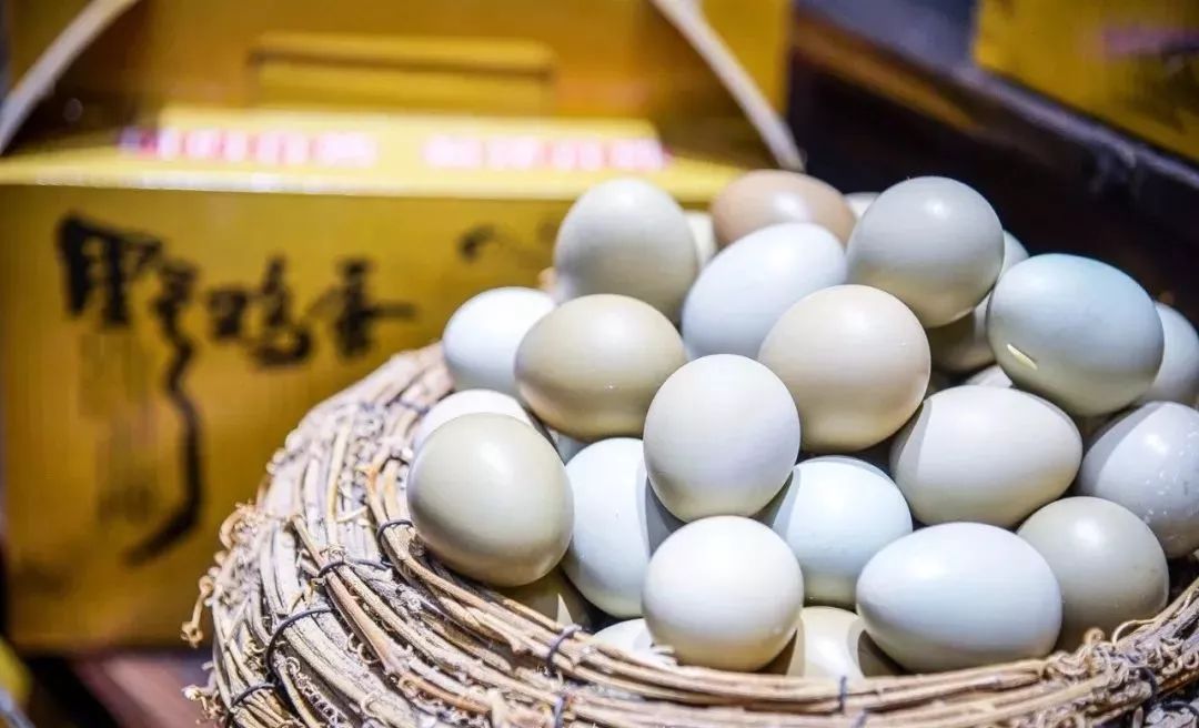 这道菜选用了小巧鲜美的野鸡蛋,由于饲养时候纯粹吃青菜,所以鸡蛋