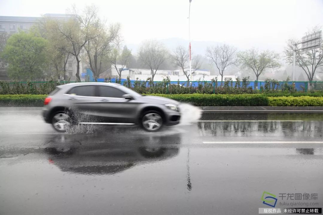 图为21日早晨,北京门头沟,雨中行驶的汽车