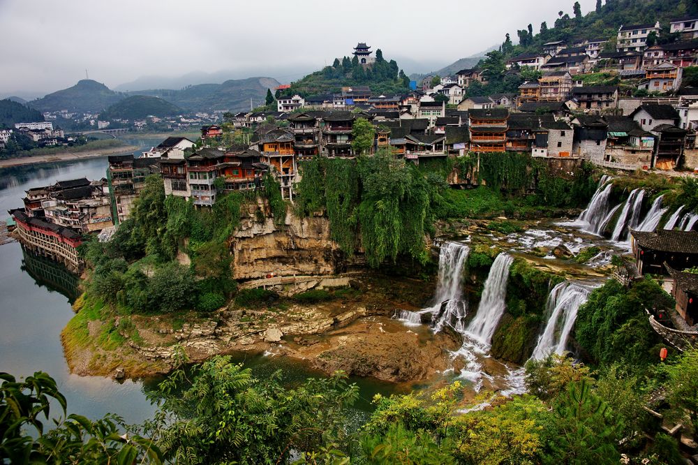 芙蓉镇已有2000多年的历史 因有壮观的瀑布穿梭其中,又称"挂在瀑布上