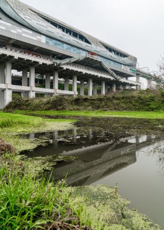 在南岸区的刘家坪站,就是一座建在水上的轻轨站.