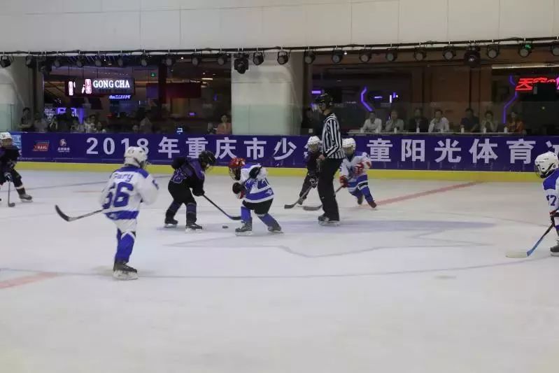 首场对抗阵容是:成都火焰队vs重庆王子d队,重庆hockey王子冰球队vs