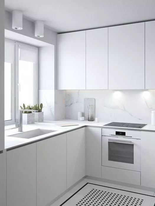 纯粹的白色极简主义厨房搭配大理石表面更容易吸引注意力