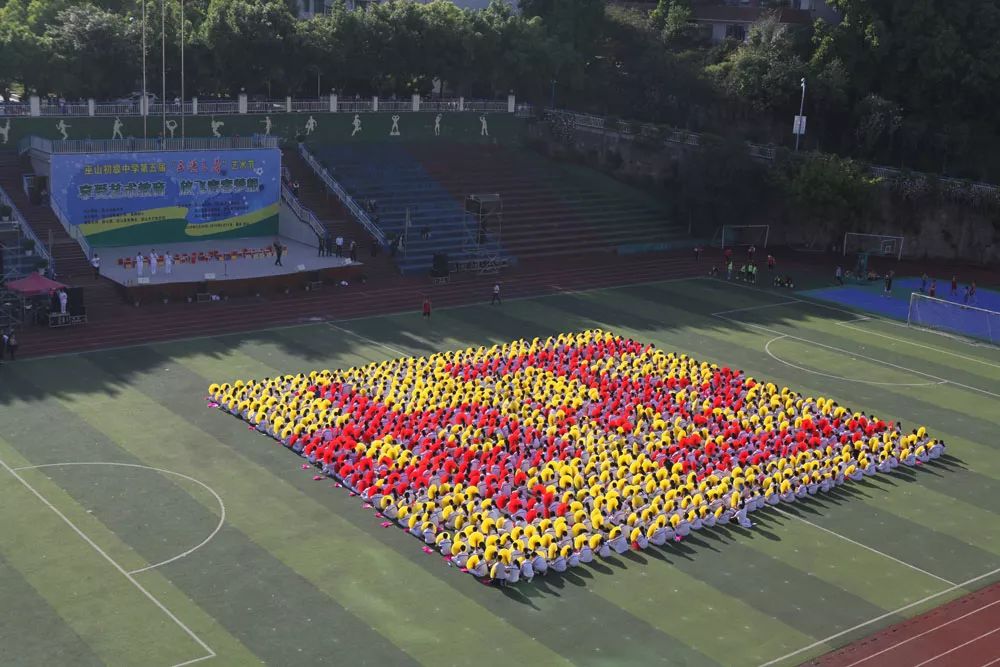 来自巫山初级中学"三峡之春"艺术节的大片