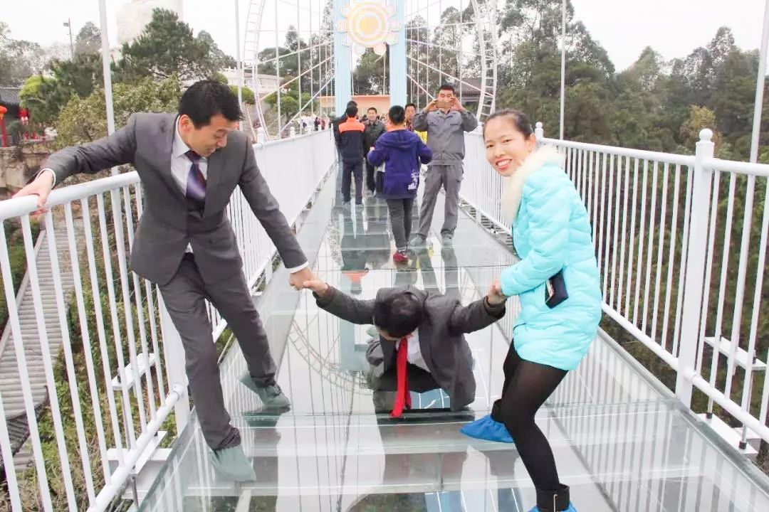 广东首座会碎的3D玻璃桥!恐怖过蹦极一万倍!肇