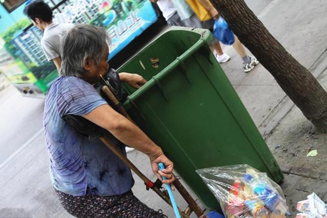 失独老人捡垃圾为生，当她被豪车撞倒后，有人叫她妈