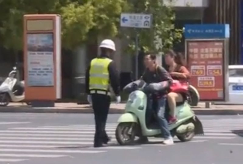 招聘交警_哈尔滨全年严查违停闯灯 重点管控这142条街路(2)