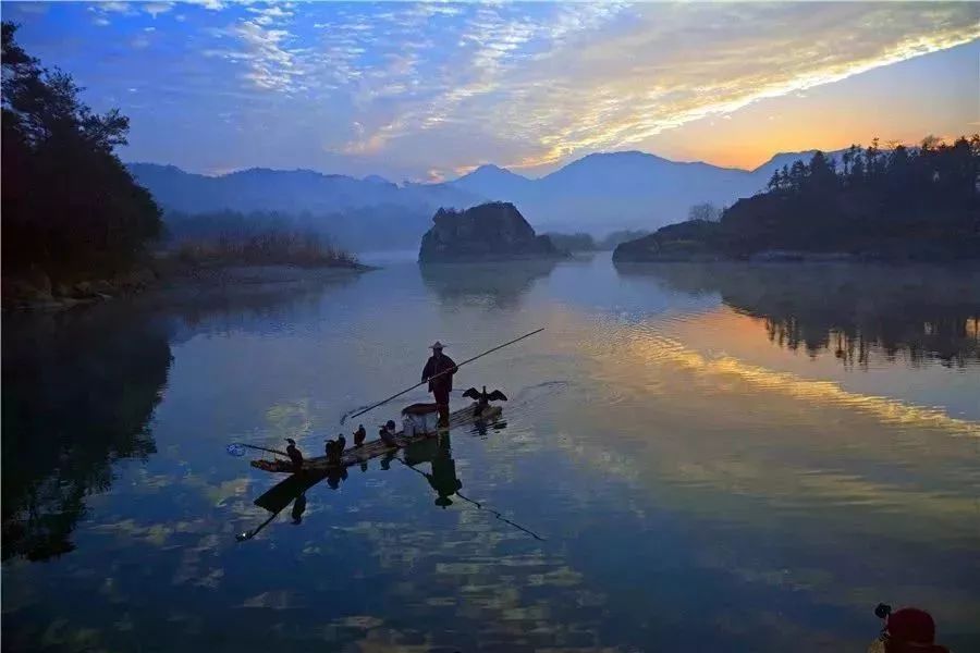 狮子岩位于大楠溪景区,是楠溪江岩头镇下日川村前潭中的两座小屿,站