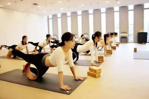 无数中国女人，正被瑜伽毁掉身体...