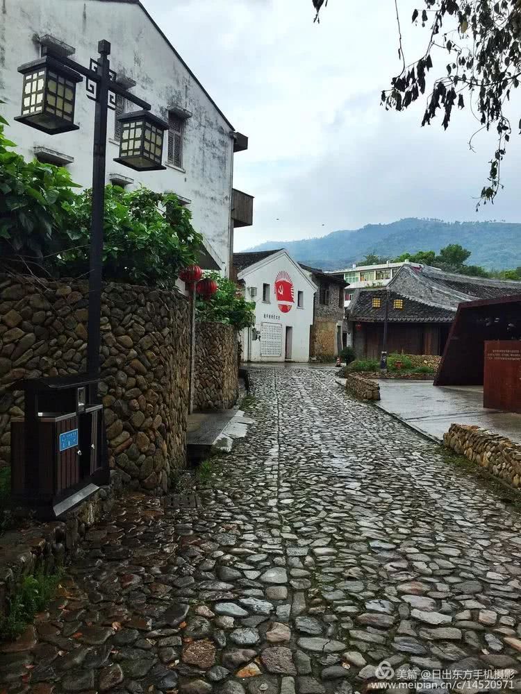 苏老故居位于平阳县腾蛟镇腾带村,背靠青芝山(又名