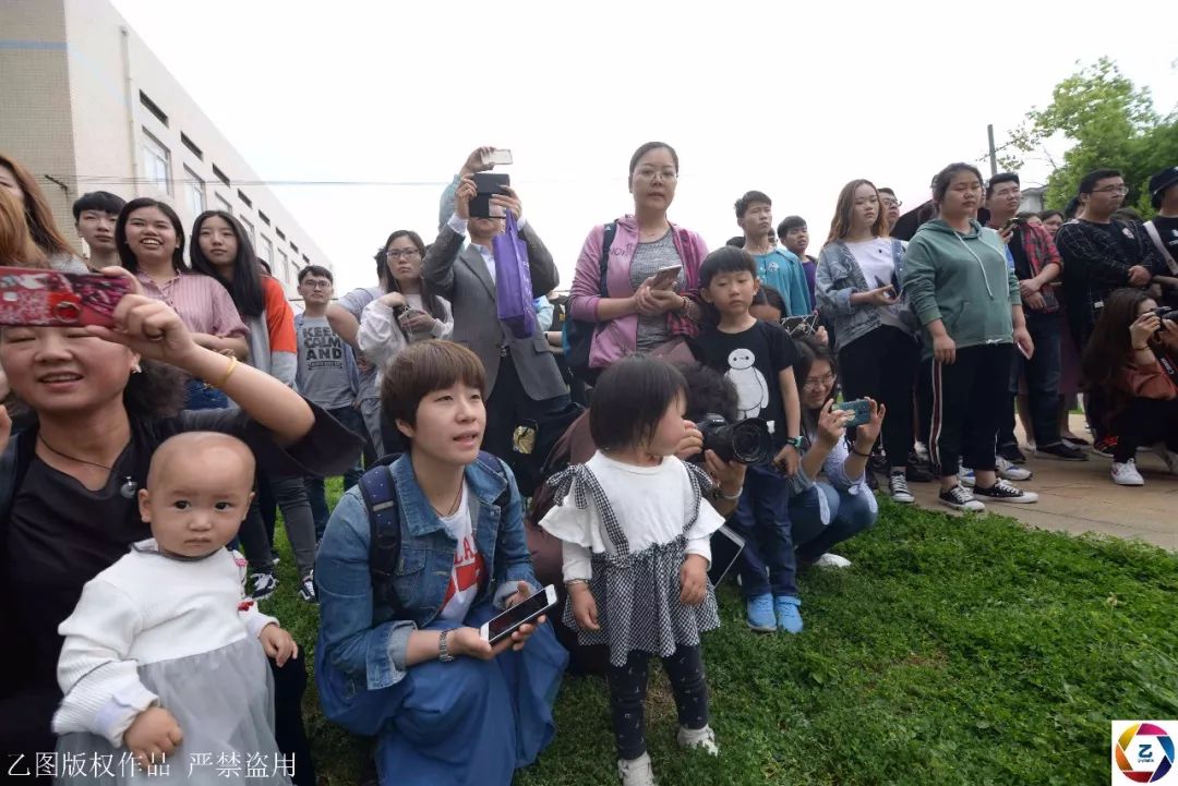 吃书法作品下菊花雨抢食3米长面包 这些行为艺术看不懂b体育(图1)