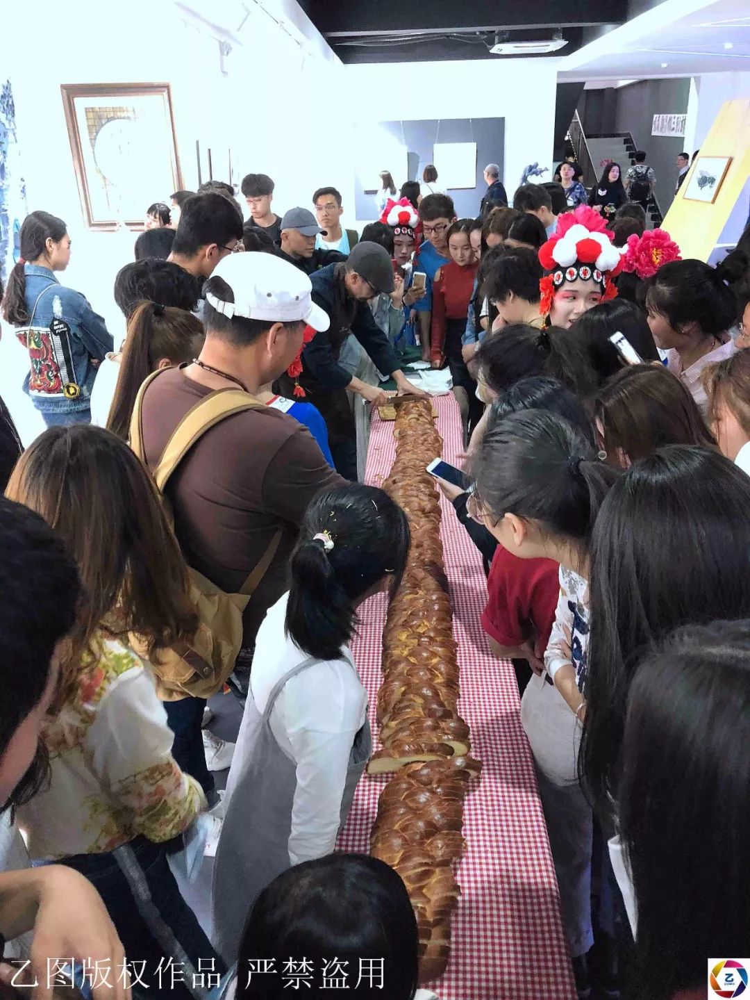 吃书法作品下菊花雨抢食3米长面包 这些行为艺术看不懂b体育(图13)