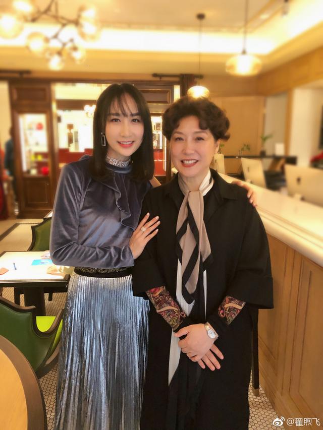 实力派演员雷佳音的背后,藏了个这么美的老婆,长相萝莉如少女!