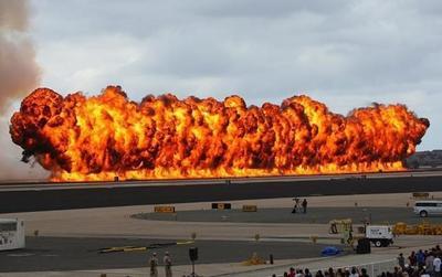 1万枚凝固汽油弹到位 爆炸产生1000℃高温 半小时内覆盖敌方阵地