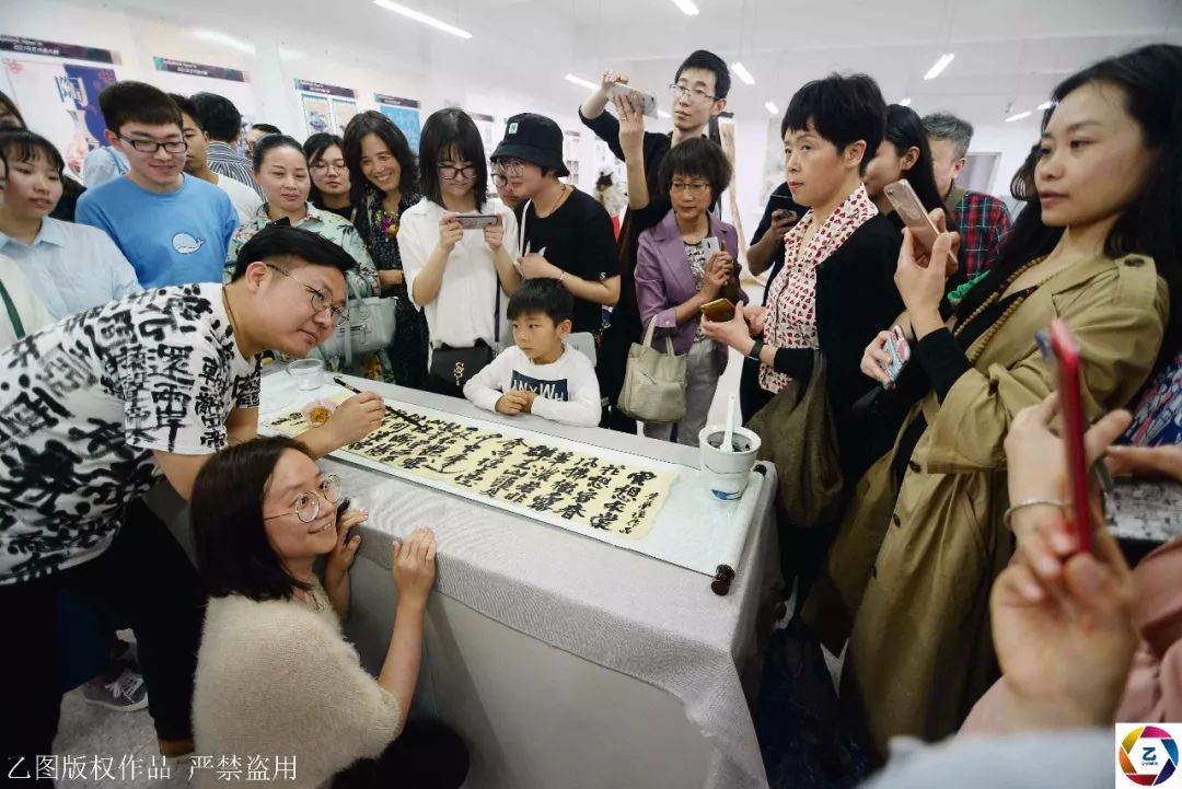 吃书法作品下菊花雨抢食3米长面包 这些行为艺术看不懂b体育(图8)