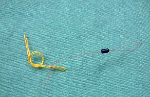 钓线对折,穿入半颗太空豆: 三,八字环的绑法 绑好鱼钩的子线有打结的