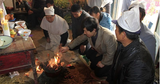 刘孝久久跪在刘忠墓前"大哥,你可以睡一下了,不用再辛苦了 在这个