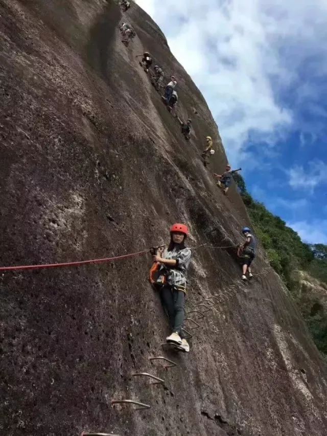 梯,固定缆索,岩石塞,踏脚垫等构成的爬山径道,让爬山者不会攀岩也能攀