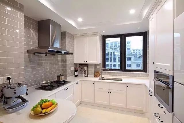 厨房用墙漆近似色的墙砖,白色定制橱柜清爽大气,转角吧台适合西点