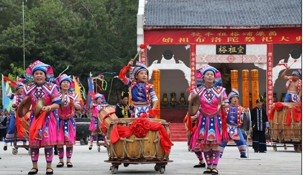 壮乡年度盛典万名群众齐聚田阳敢壮山朝拜布洛陀