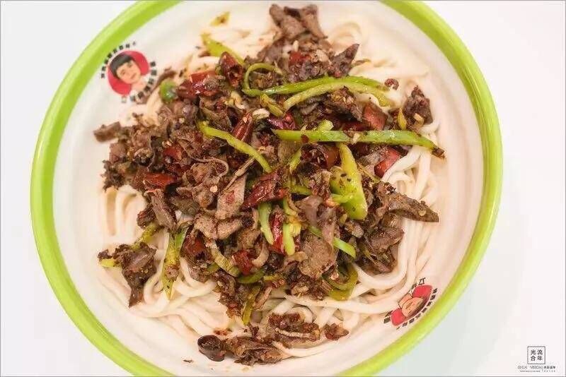 延安:首届"立祖麻辣肝盖面"传统美食文化节暨"爱心驿站"活动拉开帷幕