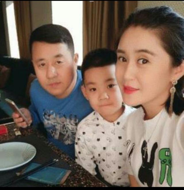 王小宝也是,抛弃曾经的糟糠妻子换娶了一位比自己小15岁的美女吴琼.